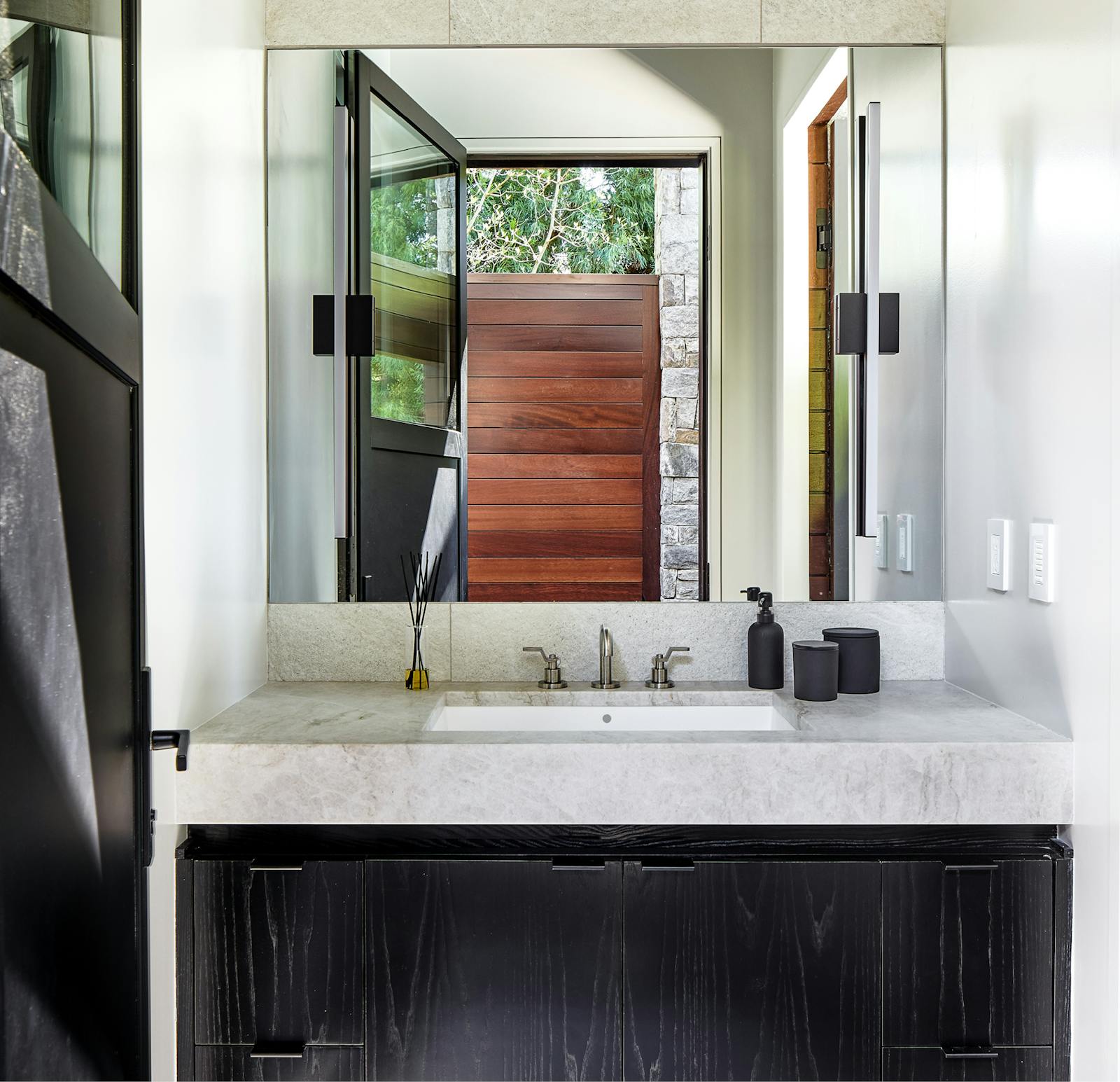 Luxurious Pool House 11