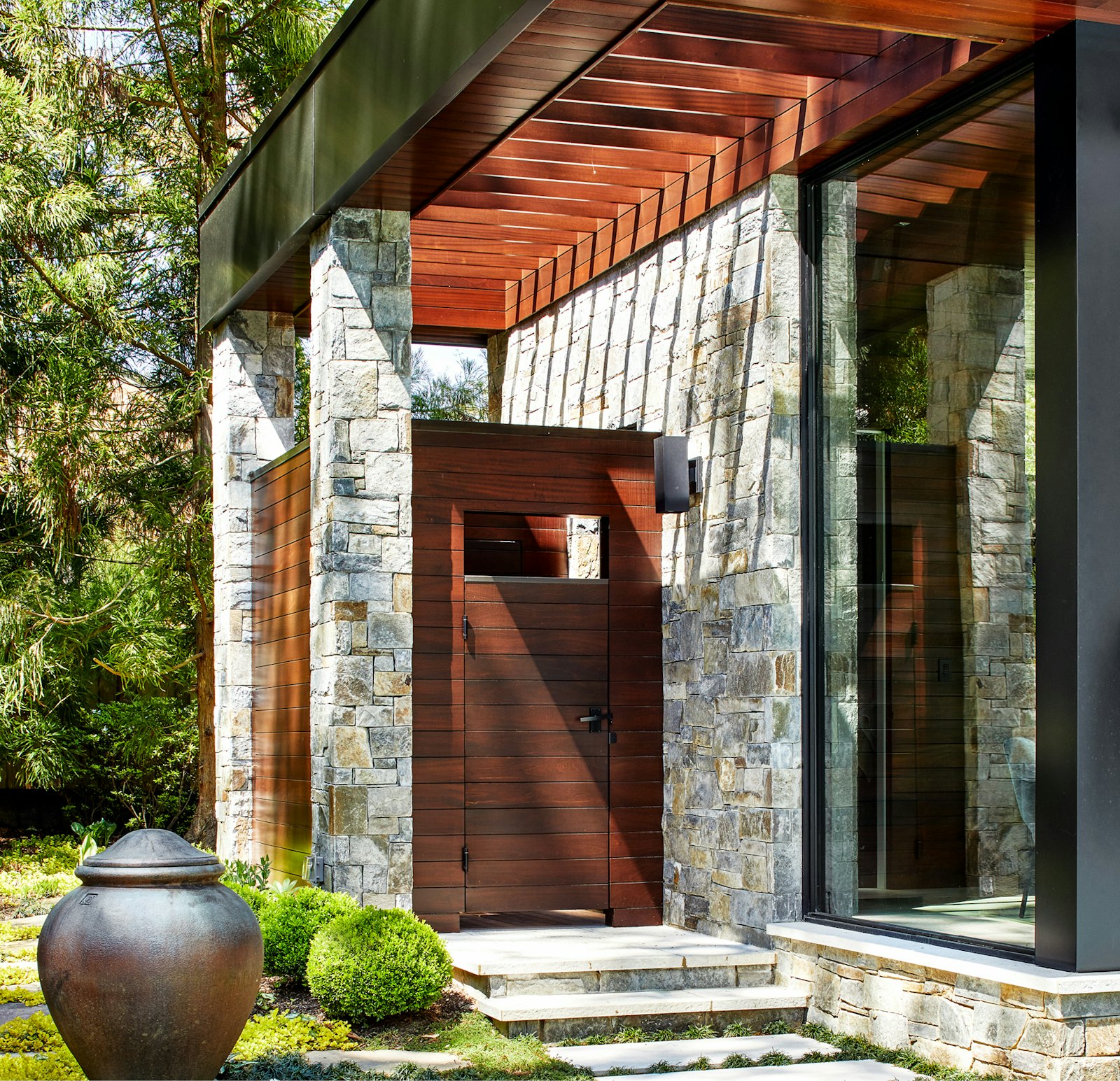 Luxurious Pool House 11